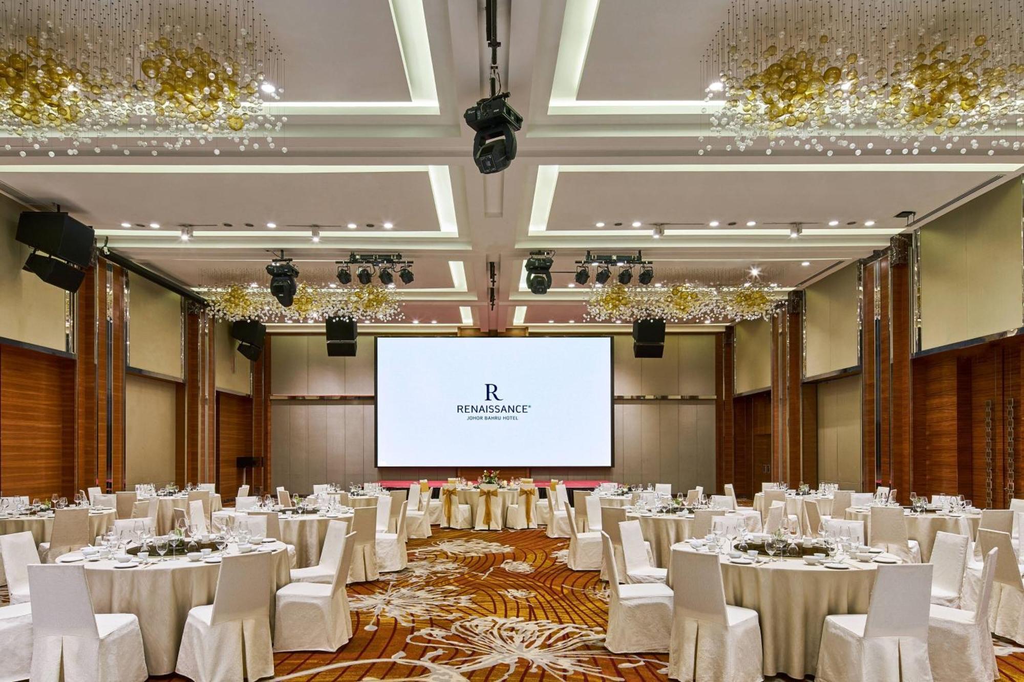 Renaissance Hotel 5*